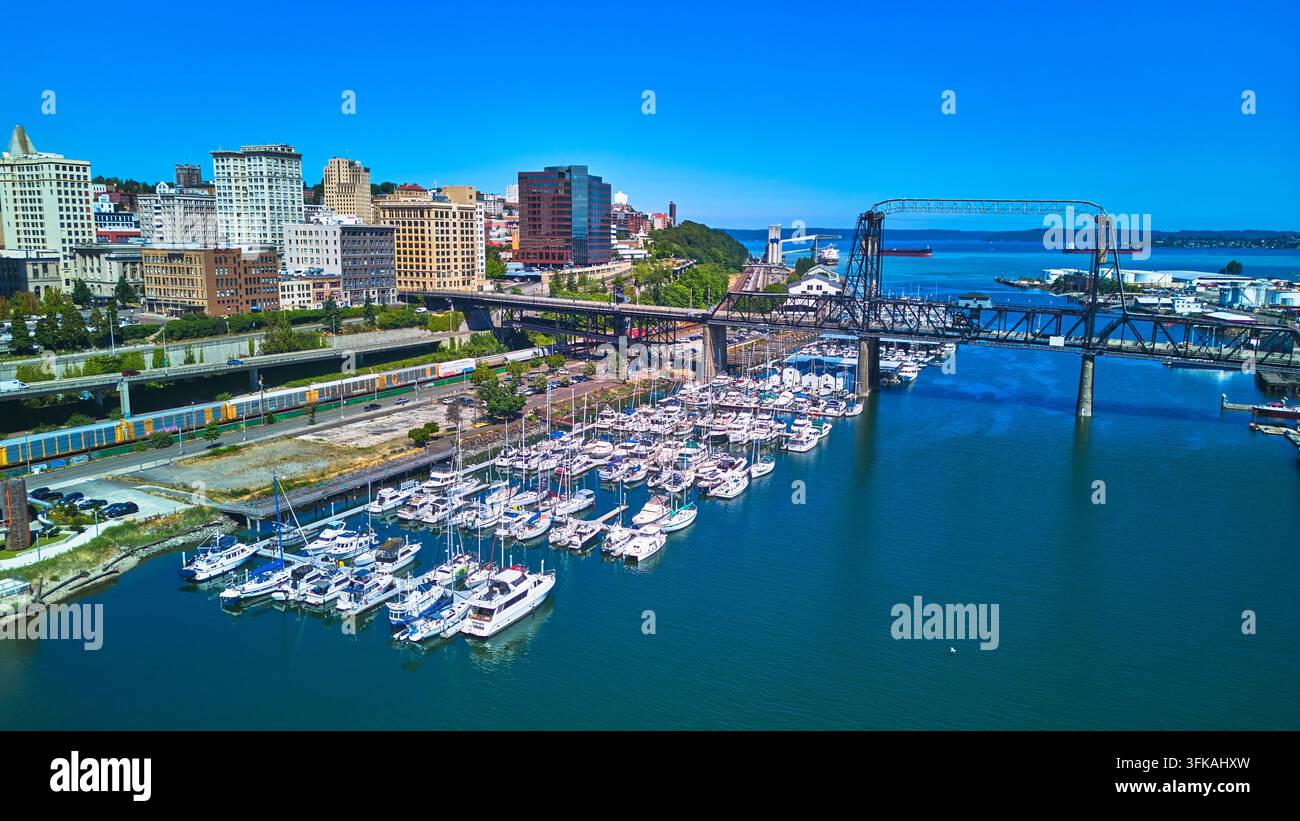 Vue aérienne du centre-ville de Tacoma, du port, du front de mer urbain et du pont Banque D'Images