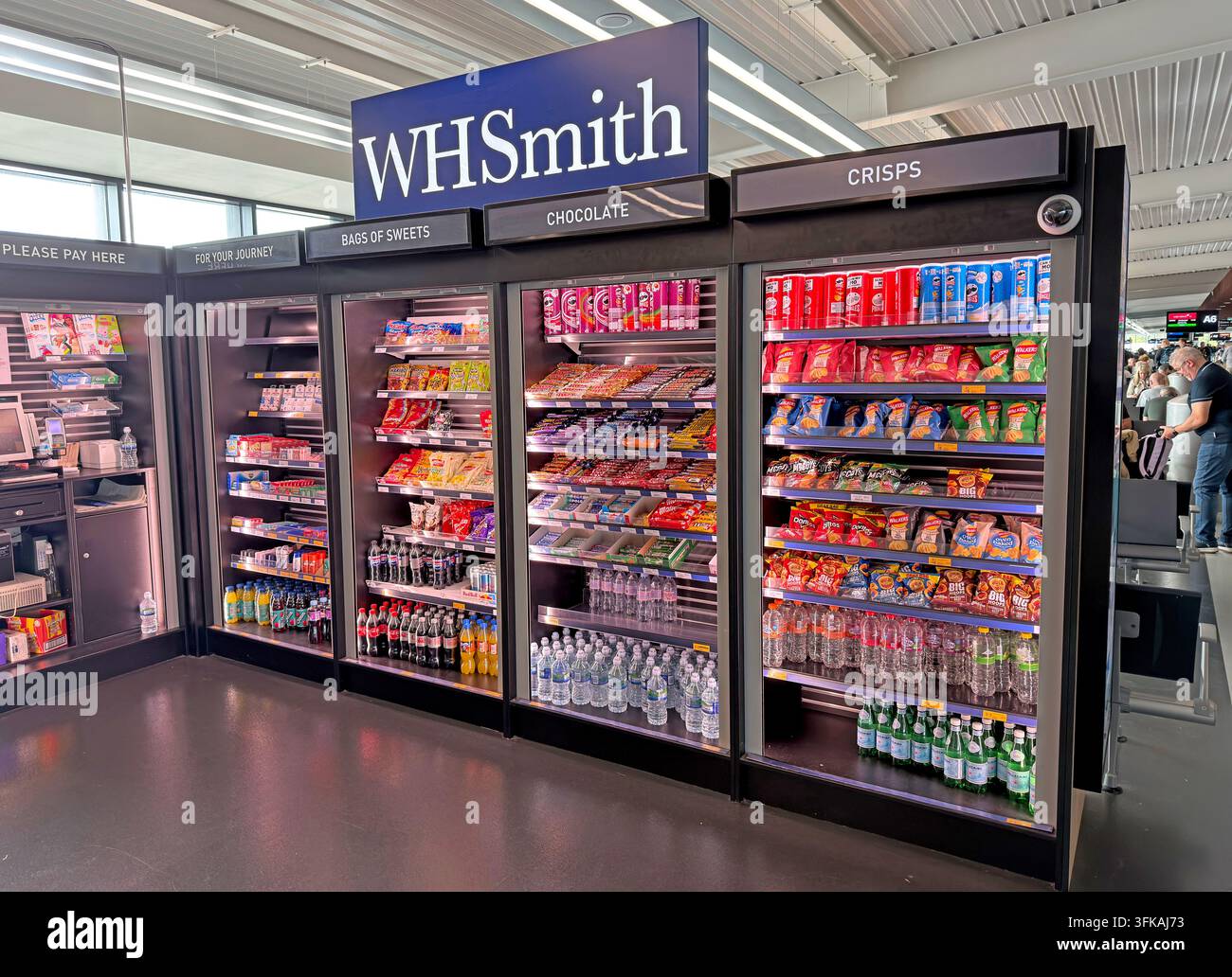 Unité de vente en libre-service WHSmith dans les départs de l'aéroport de Manchester, vendant des collations et des boissons aux passagers dans un format automatisé compact. Banque D'Images