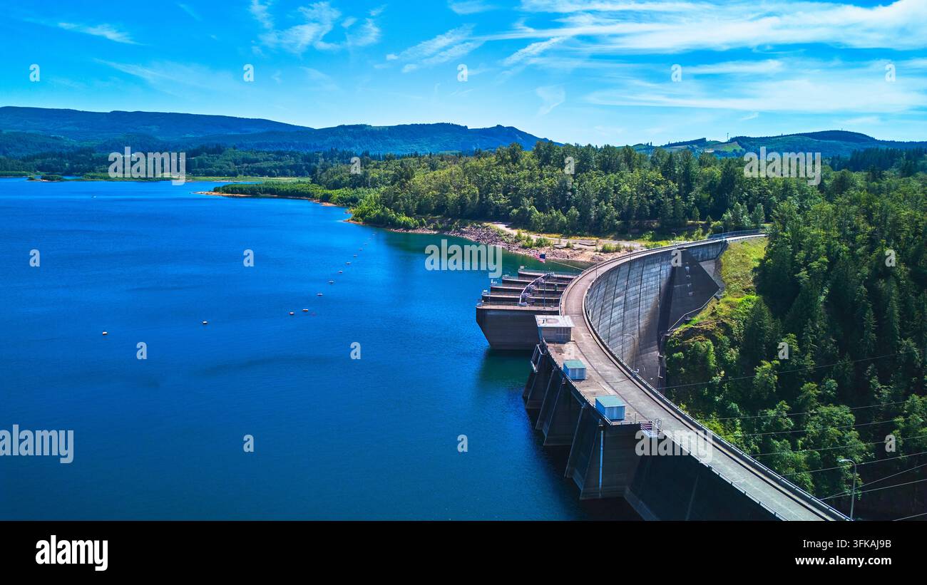 Vue aérienne du parc Mossyrock Dam, du lac Blue et de la forêt de Washington Banque D'Images
