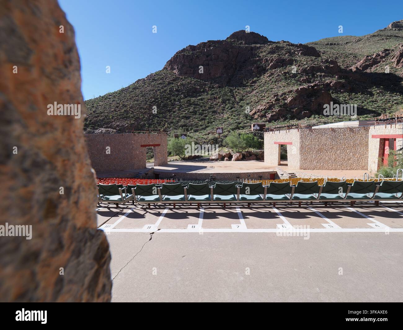 Des sièges vides font face à la scène du McKelligon Canyon Amphitheatre sous les montagnes du désert à El Paso, Texas, États-Unis. Banque D'Images