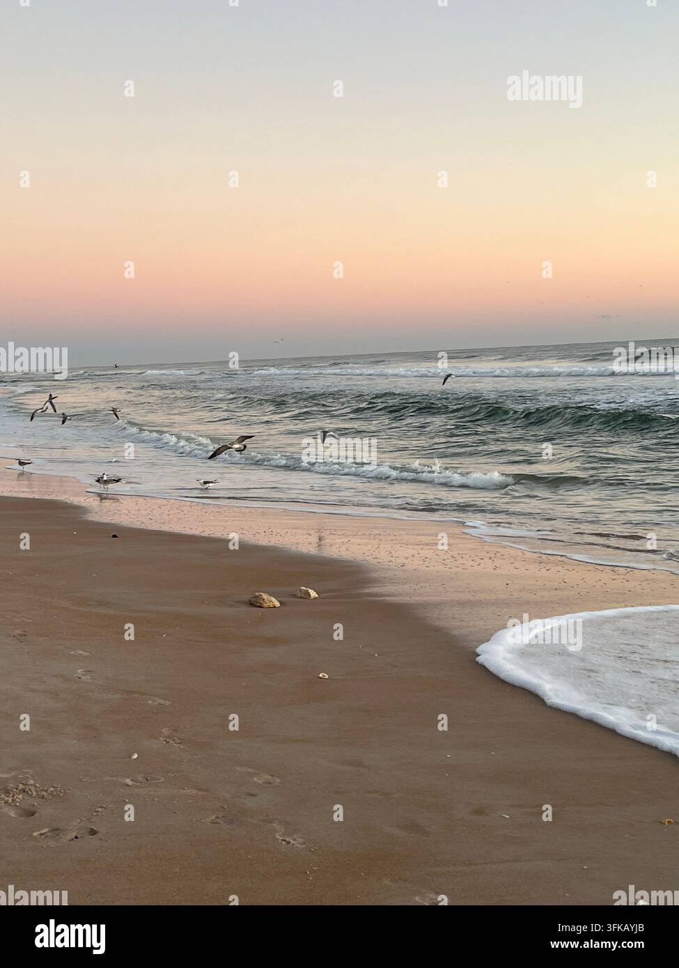 Marche sur la plage avec la lumière du soleil qui brille sur les vagues et le sable - Image de stock capturée avec un smartphone