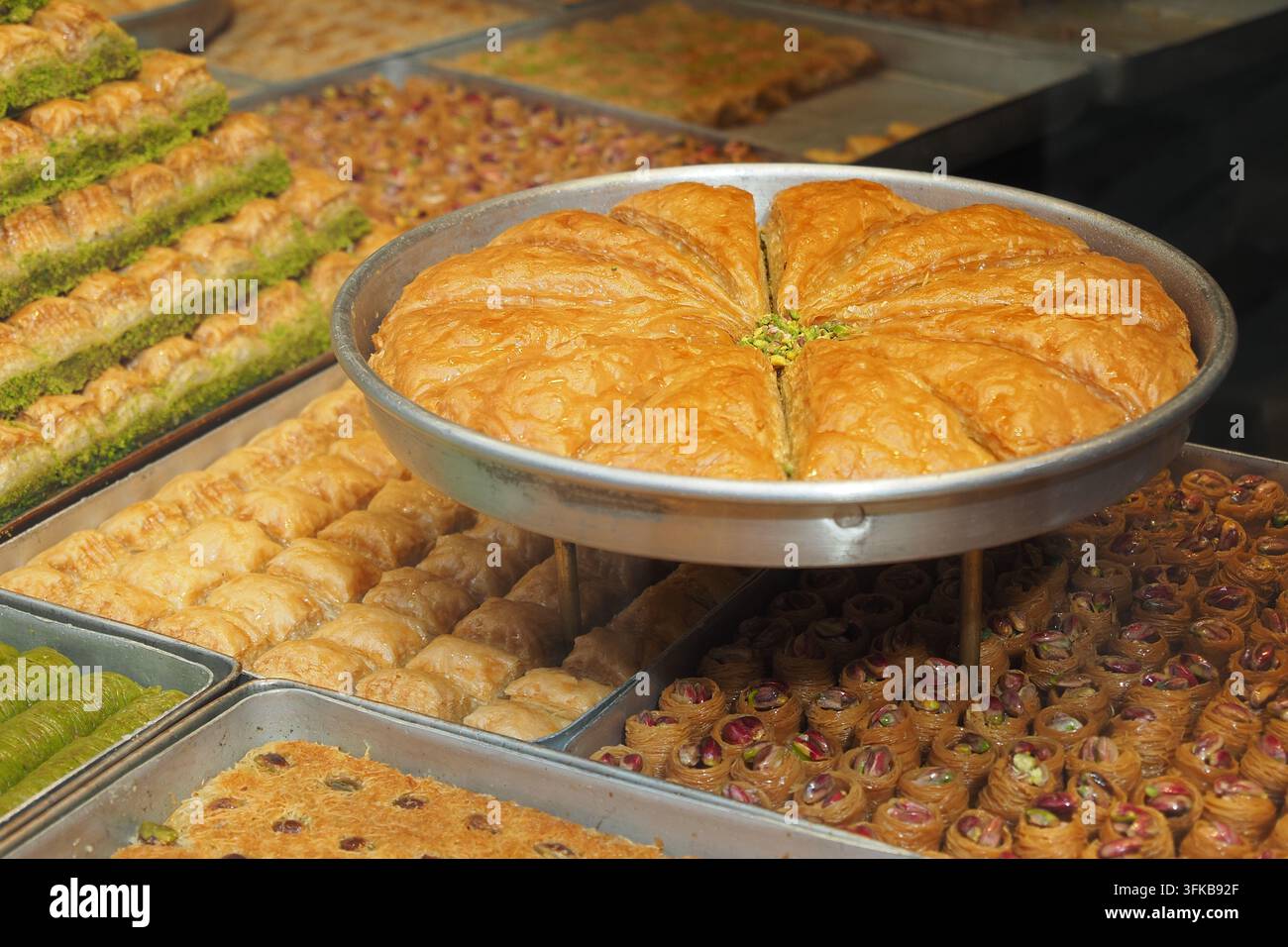 Présentation de boulangerie montrant divers types de baklava dans une boutique Banque D'Images