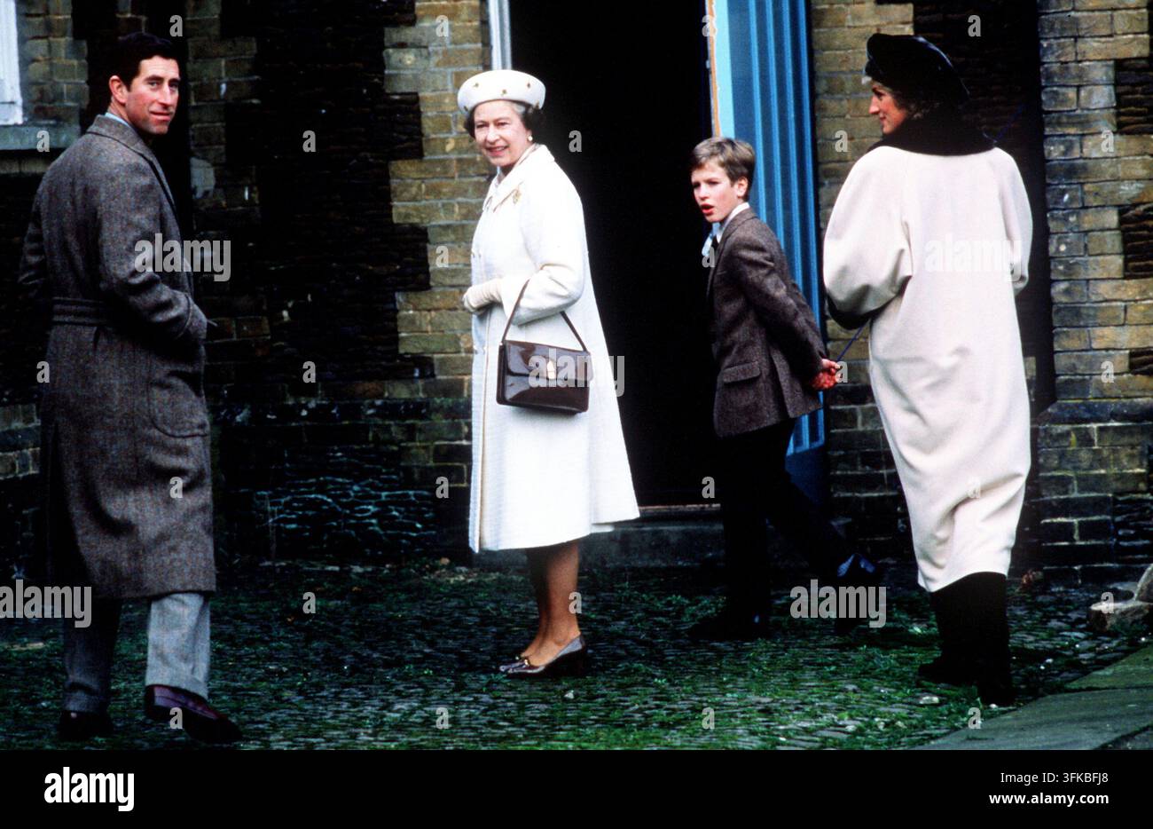 La photo doit être créditée ©Alpha 00903 31/12/1987 Princesse Diana, la Reine, Peter Philips et le Prince Charles sur le domaine de Sandringham. Crédit photo : ALPR/AdMedia Banque D'Images