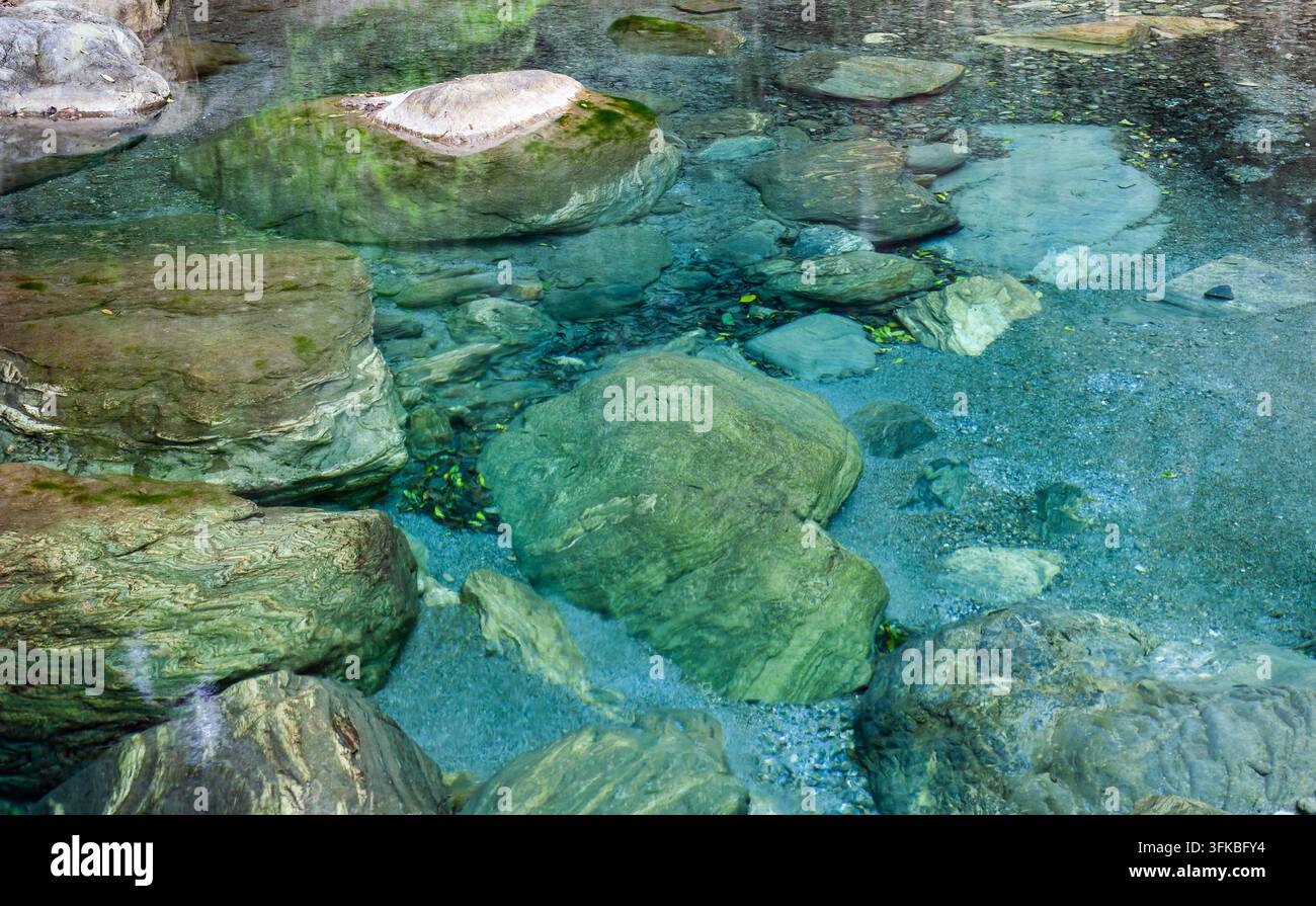 Ruisseau de montagne clair à Sanzhanxi à Taïwan. L'eau turquoise coule sur des rochers moussus. Paysage naturel à Hualien. Banque D'Images