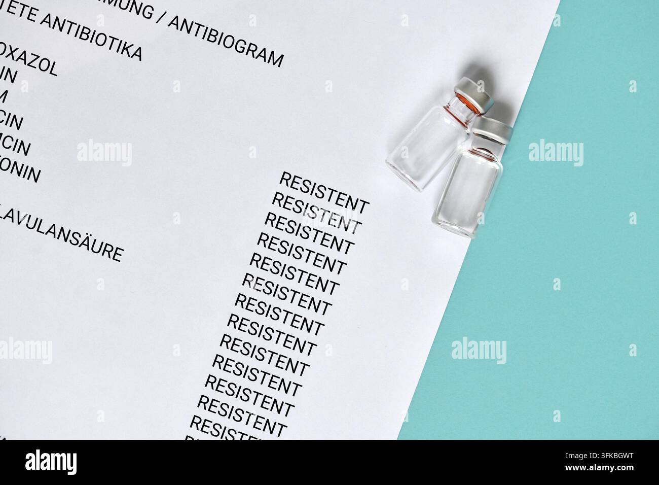 Rapport allemand sur la résistance aux antibiotiques montrant des antibiotiques inefficaces avec le mot „resistent“ (traduction : résistant) et une fiole Banque D'Images