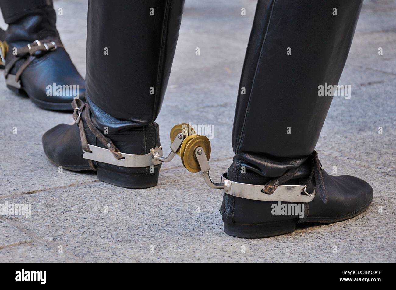 Détail de bottes noires avec éperons Banque D'Images