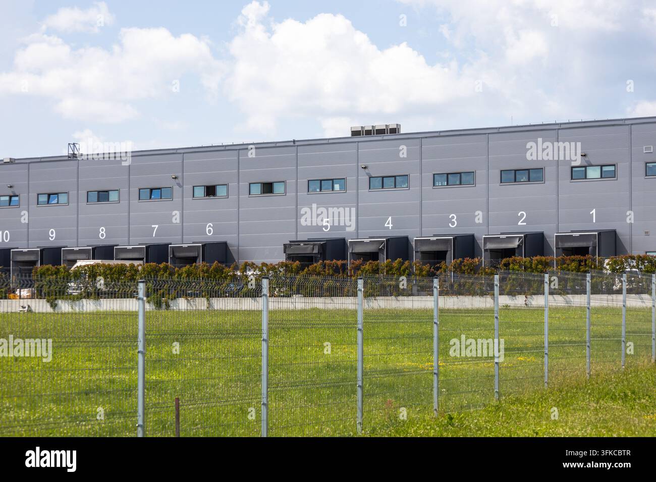 Bâtiment d'entrepôt logistique avec portes de chargement numérotées Banque D'Images