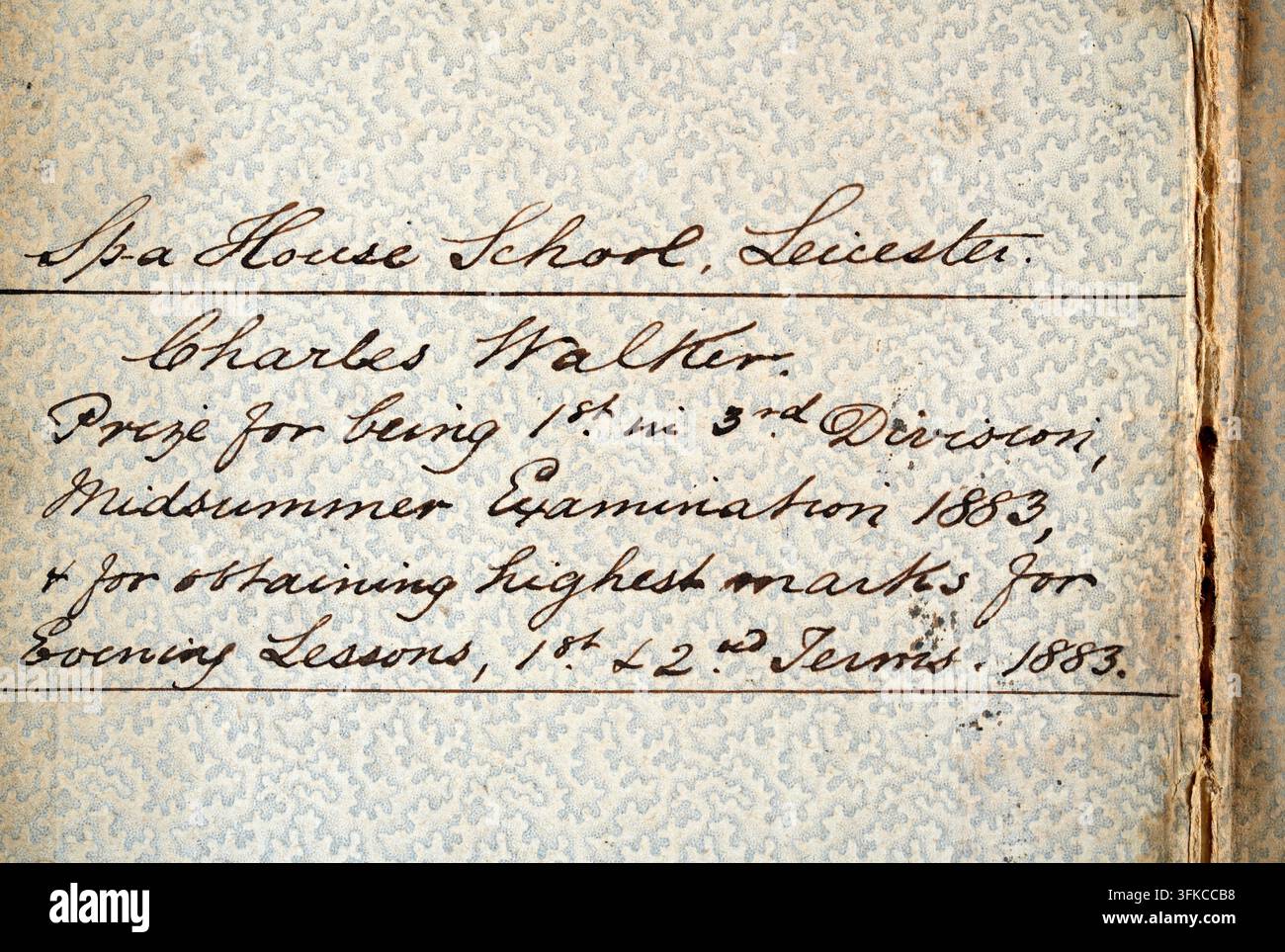 Écriture vintage sur vieux papier texturé, XIXe siècle 1883 Banque D'Images