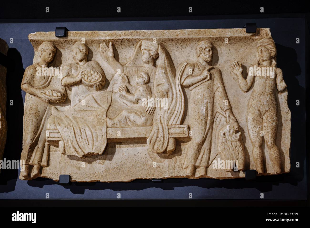 Fragment de sarcophage, offrandes aux défunts, IIIe siècle, marbre, Basilique de Saint-Just de Valcabrère, Saint-Bertrand-de-Comminges, département de Banque D'Images