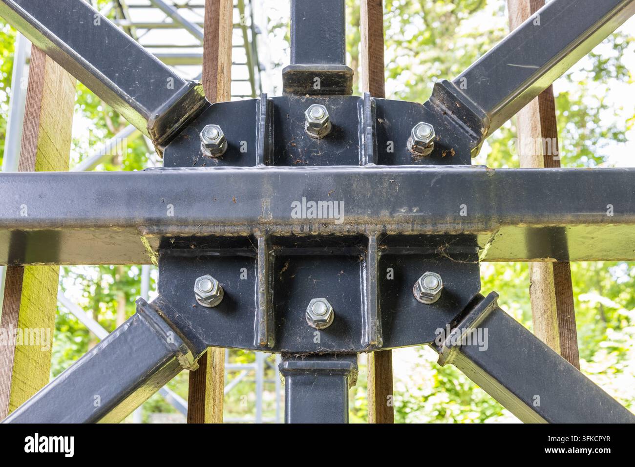 Connexion de poutre en acier boulonnée dans une charpente structurelle Banque D'Images