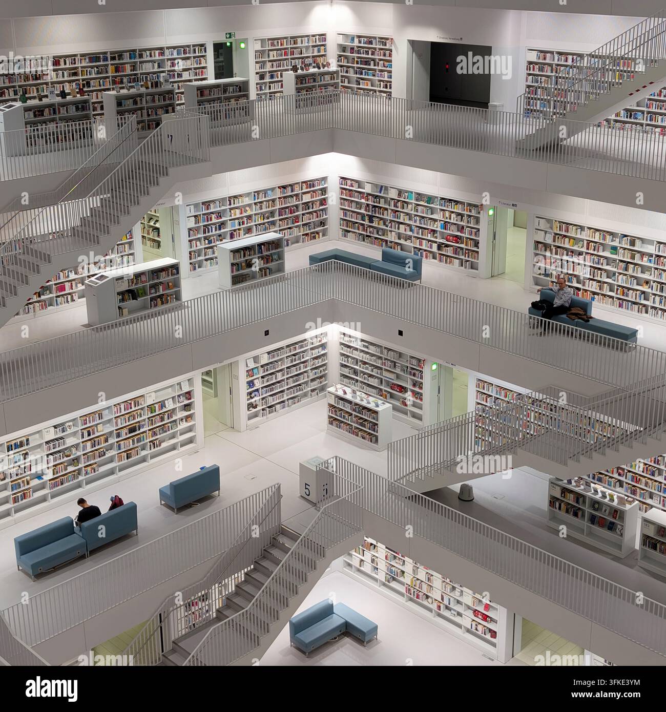 Stuttgart, Allemagne – 8 décembre 2025 : Composition carrée symétrique de l'intérieur de la Stadtbibliothek am Mailander Platz centrée sur un coin avec quatre le Banque D'Images