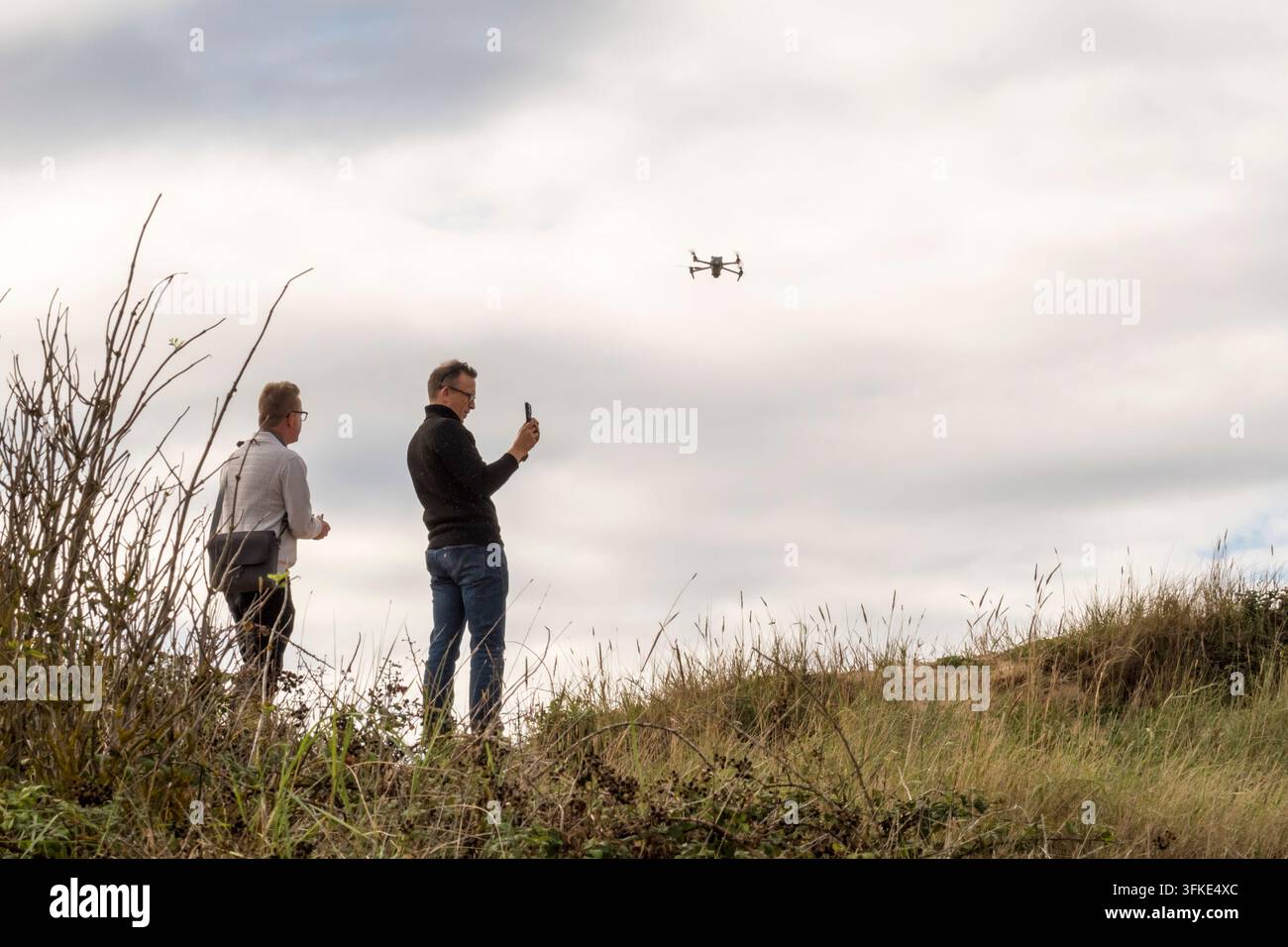 Des gens faisant voler un drone à Norfolk. Banque D'Images