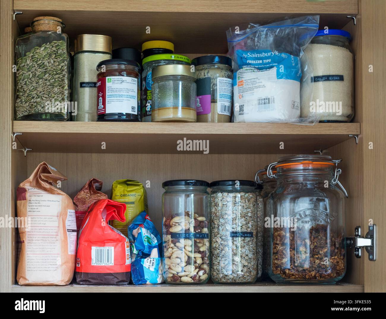 Le contenu d'un placard de cuisine. Banque D'Images