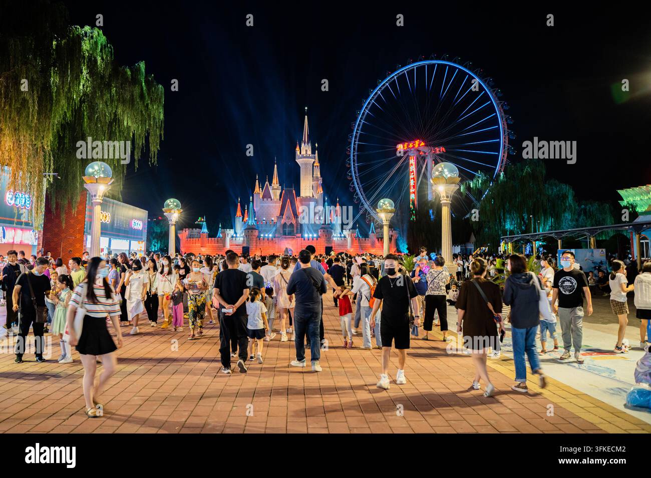 Vue nocturne d'un parc d'attractions Banque D'Images