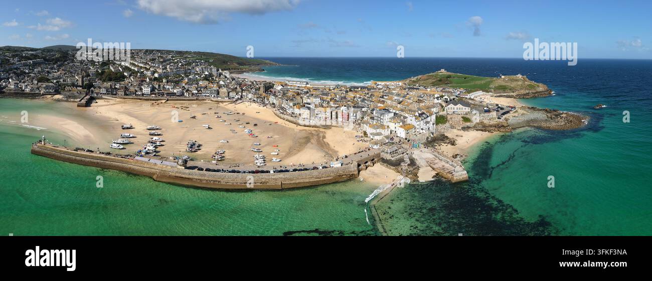 Un paysage panoramique aérien de la ville touristique populaire de St Ives en Cornouailles, Royaume-Uni, avec le sable blanc de la baie du port de St Ives et un ciel bleu par une bell Banque D'Images