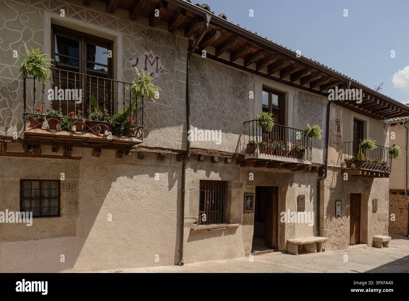 Site historique, maison en pierre avec motifs sgraffito et balcons dans la ville médiévale de Pedraza, Segovia, Les Plus Beaux Villages d'Espagne. Europe. Banque D'Images