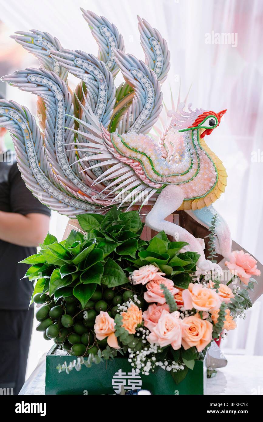 Offrande traditionnelle vietnamienne de bétel et de noix en forme d'oiseau phénix Banque D'Images