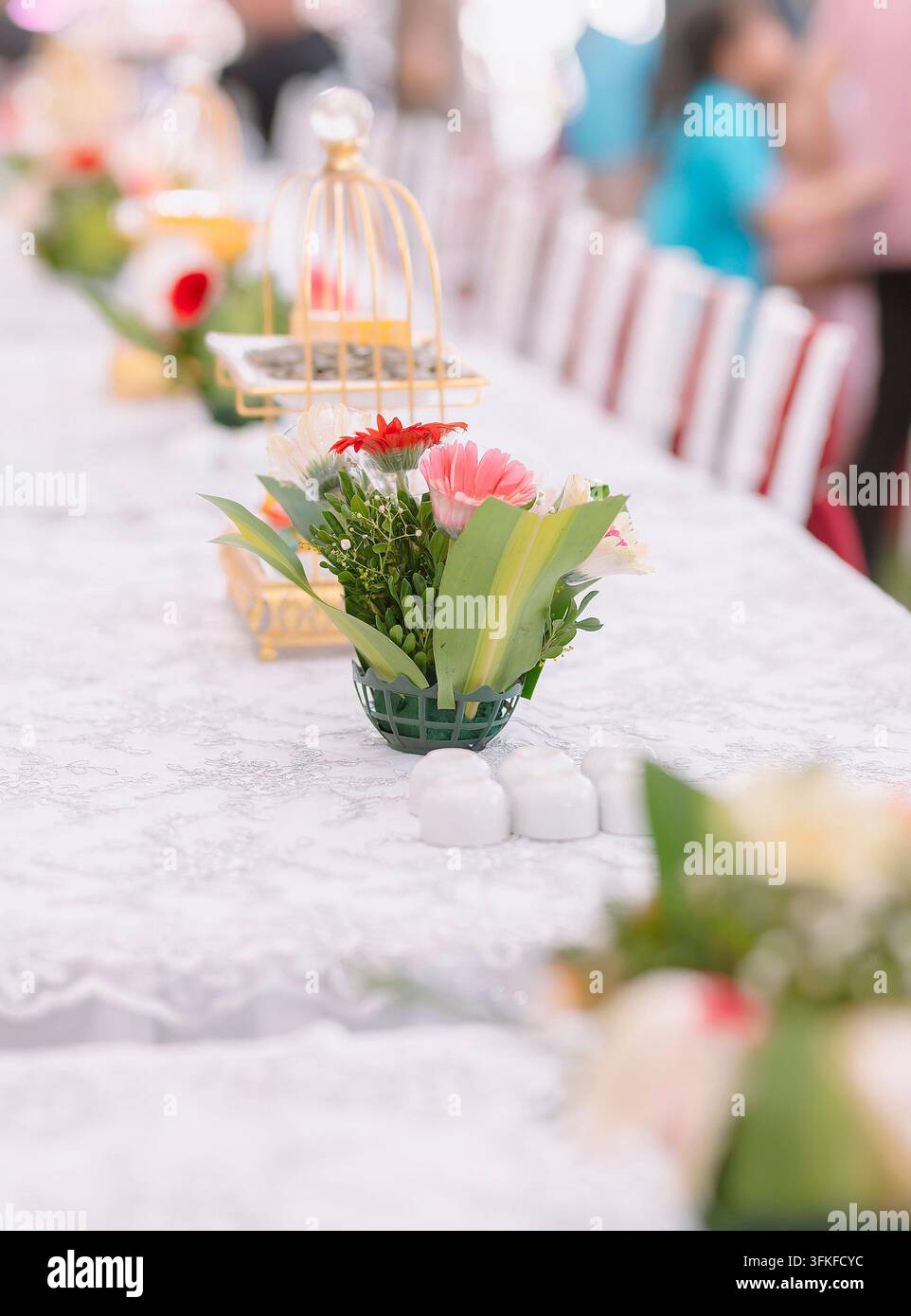 Centre de table élégant pour mariage avec décoration florale rose et blanche Banque D'Images