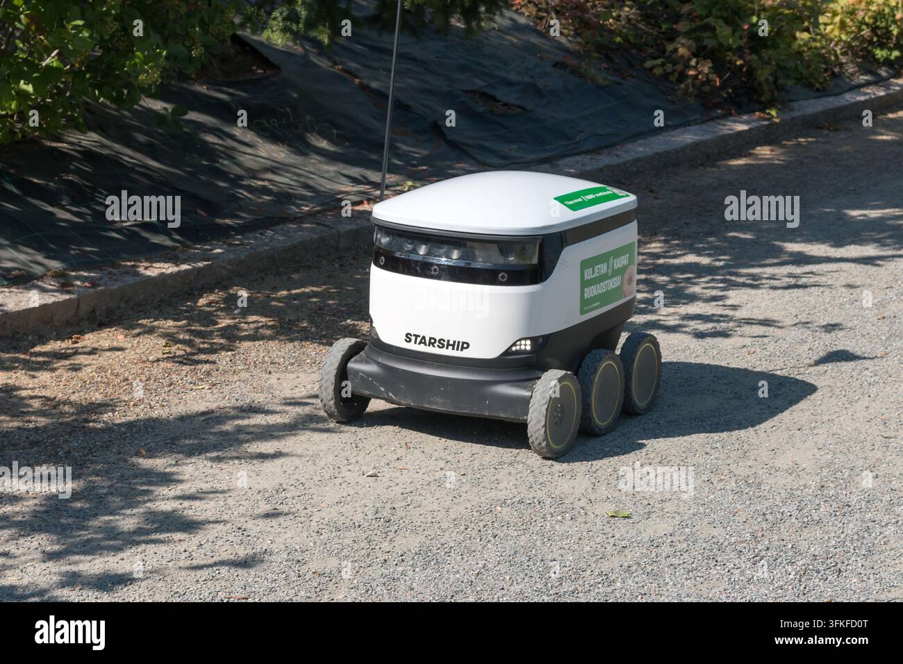 Robot de livraison "Starship" de S-Market livrant de la nourriture à un client à Kuopio, en Finlande. Banque D'Images