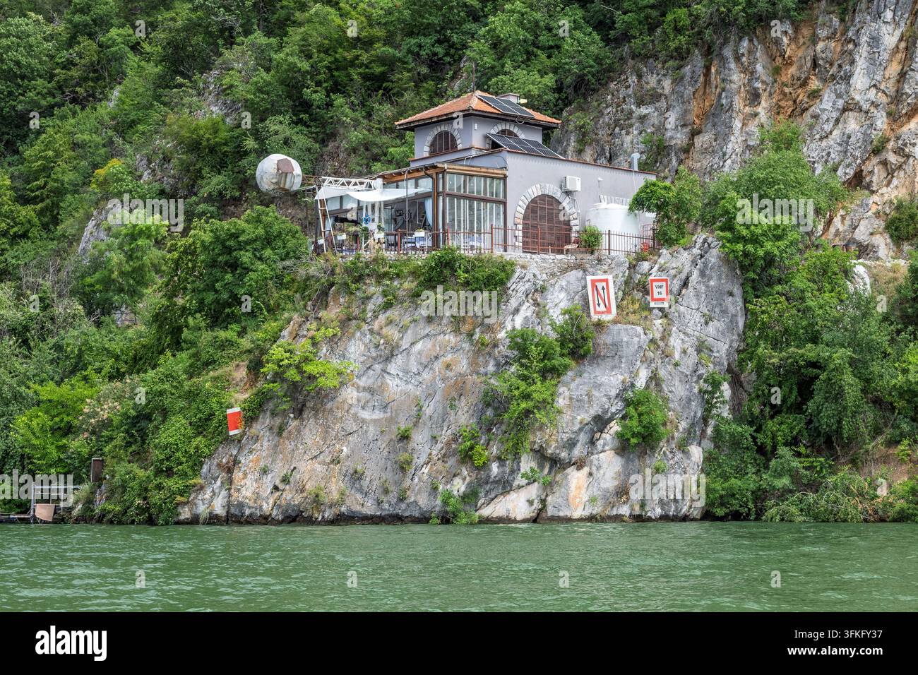 Restaurant riverain, ancienne station de navigation pour s'assurer qu'un seul bateau pouvait passer à la fois, perché sur une falaise escarpée surplombant le Danube Banque D'Images