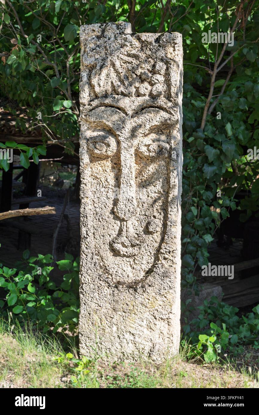 Stèle en pierre sculptée d'un visage humain stylisé, vignoble, village de Rojljevac, Serbie Banque D'Images