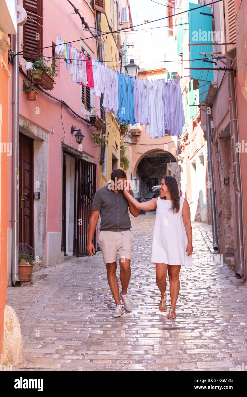 Jeune couple marchant dans la rue de la vieille ville Banque D'Images