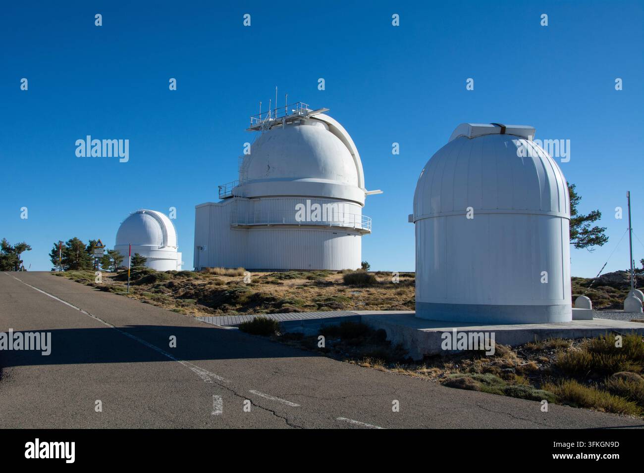 Plusieurs dômes de télescope sous un ciel bleu clair à l'observatoire de Calar Alto, Sierra de los Filabres, Almería, Espagne, septembre 2026. Banque D'Images