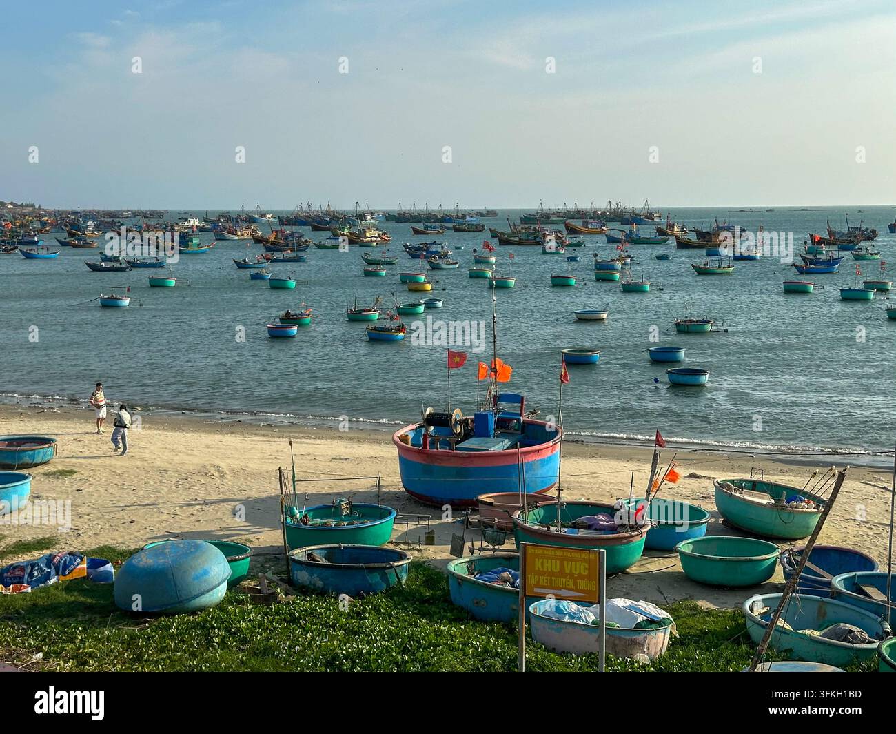 Bateaux traditionnels ronds en panier sur une plage de sable au bord de la mer. De nombreux bateaux traditionnels ronds en panier et des bateaux de pêche colorés reposant sur un sable - Image de stock capturée avec un smartphone