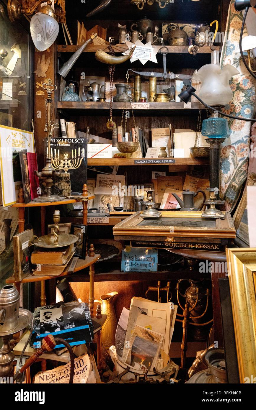 Des appareils photo vintage, des machines à écrire, des pièces de monnaie, des meubles et des objets de collection remplissent une boutique d'antiquités traditionnelle dans la vieille ville de Varsovie. Banque D'Images