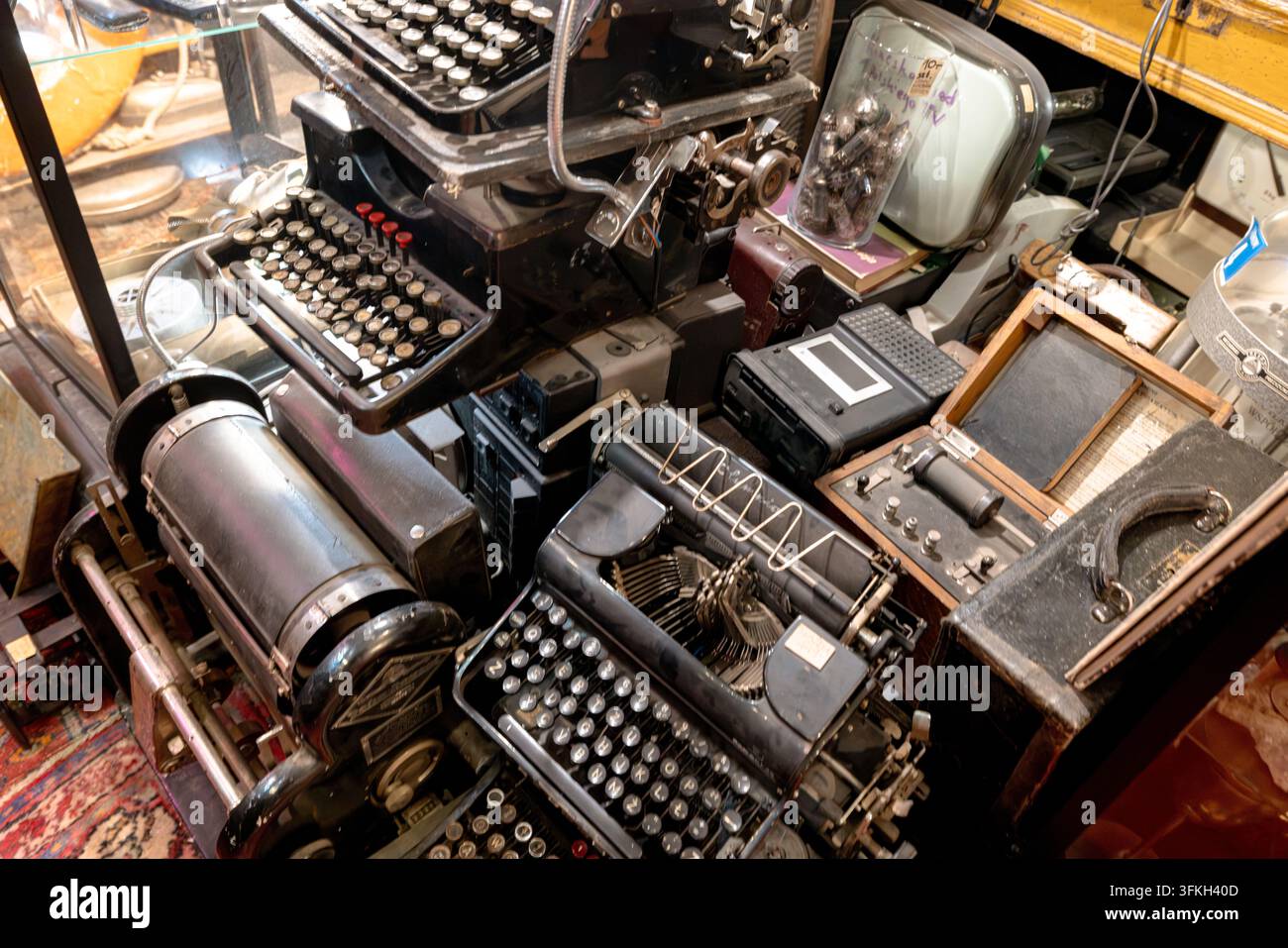 Des appareils photo vintage, des machines à écrire, des pièces de monnaie, des meubles et des objets de collection remplissent une boutique d'antiquités traditionnelle dans la vieille ville de Varsovie. Banque D'Images