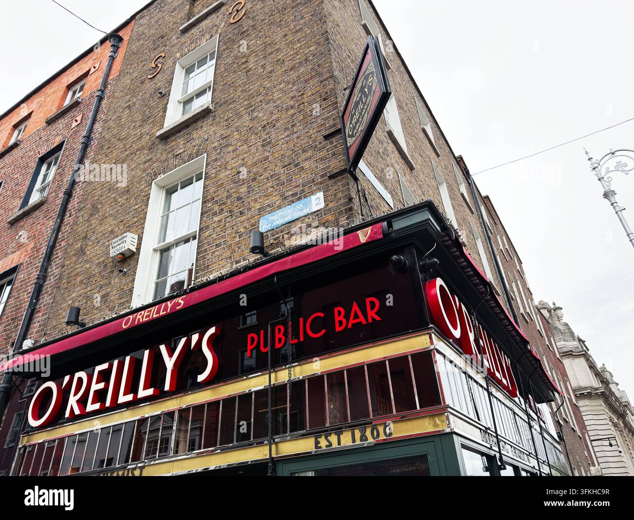 Dublin, Irlande – 22 mai 2026 : Bar publique historique OReillys sur un coin de Dublin, avec façade en brique, enseigne vintage et caractère urbain. Banque D'Images