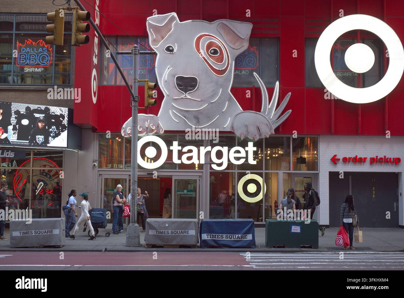 Vue extérieure de l'entrée du magasin Target au 237 West 42nd Street dans le Times Square, Midtown Manhattan, New York City. Banque D'Images