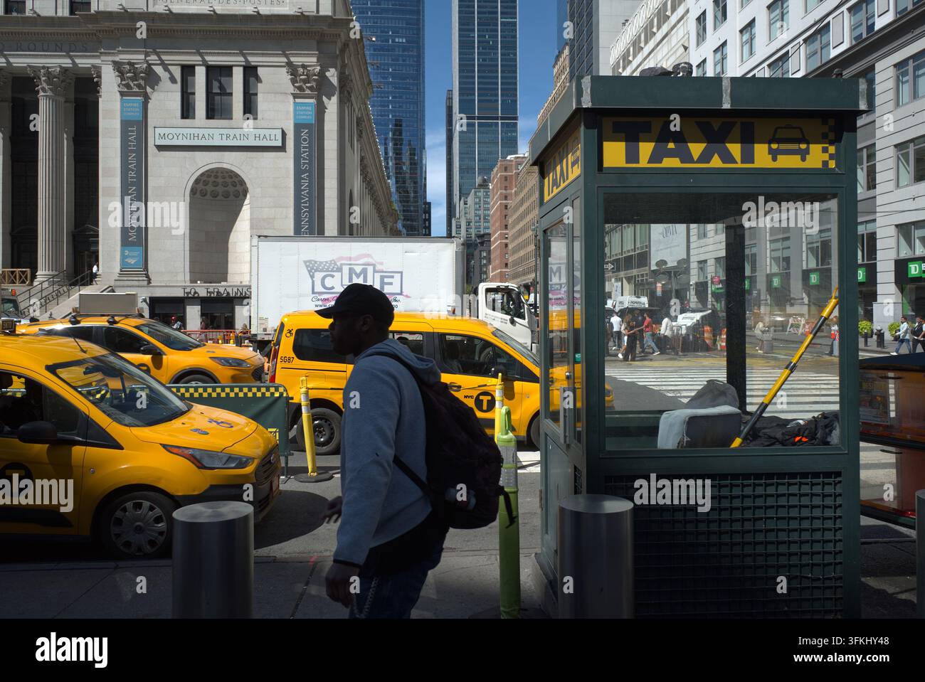 Taxis jaunes garés le long de la Eighth Avenue à l'extérieur de la Pennsylvania Station dans le Midtown Manhattan, New York City. La scène montre des taxis emblématiques de New York City. Banque D'Images