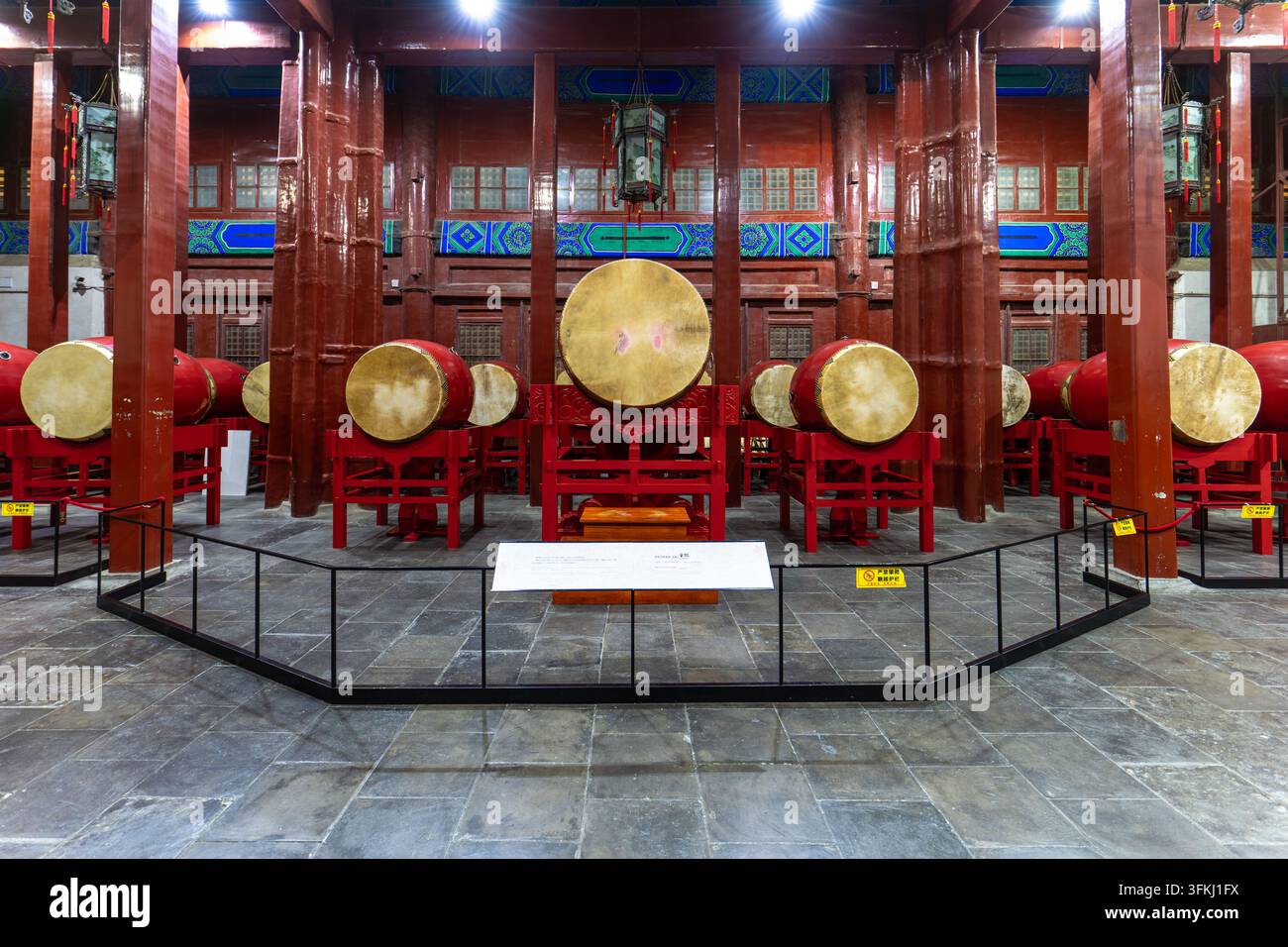 24 tambours des termes solaires exposés à l'intérieur de la Tour des Tambours de Pékin avec une architecture intérieure chinoise traditionnelle Banque D'Images