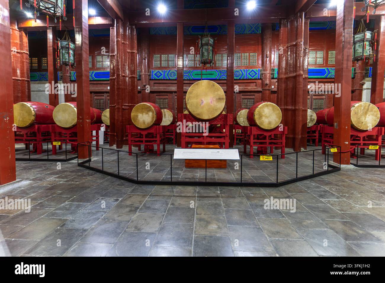 24 tambours des termes solaires exposés à l'intérieur de la Tour des Tambours de Pékin avec une architecture intérieure chinoise traditionnelle Banque D'Images