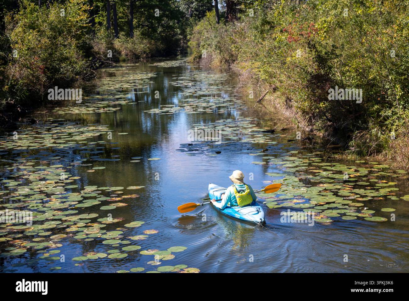 Detroit, Michigan – Un homme pagaye son kayak sur Belle Isle, un parc insulaire dans la rivière Detroit. Banque D'Images
