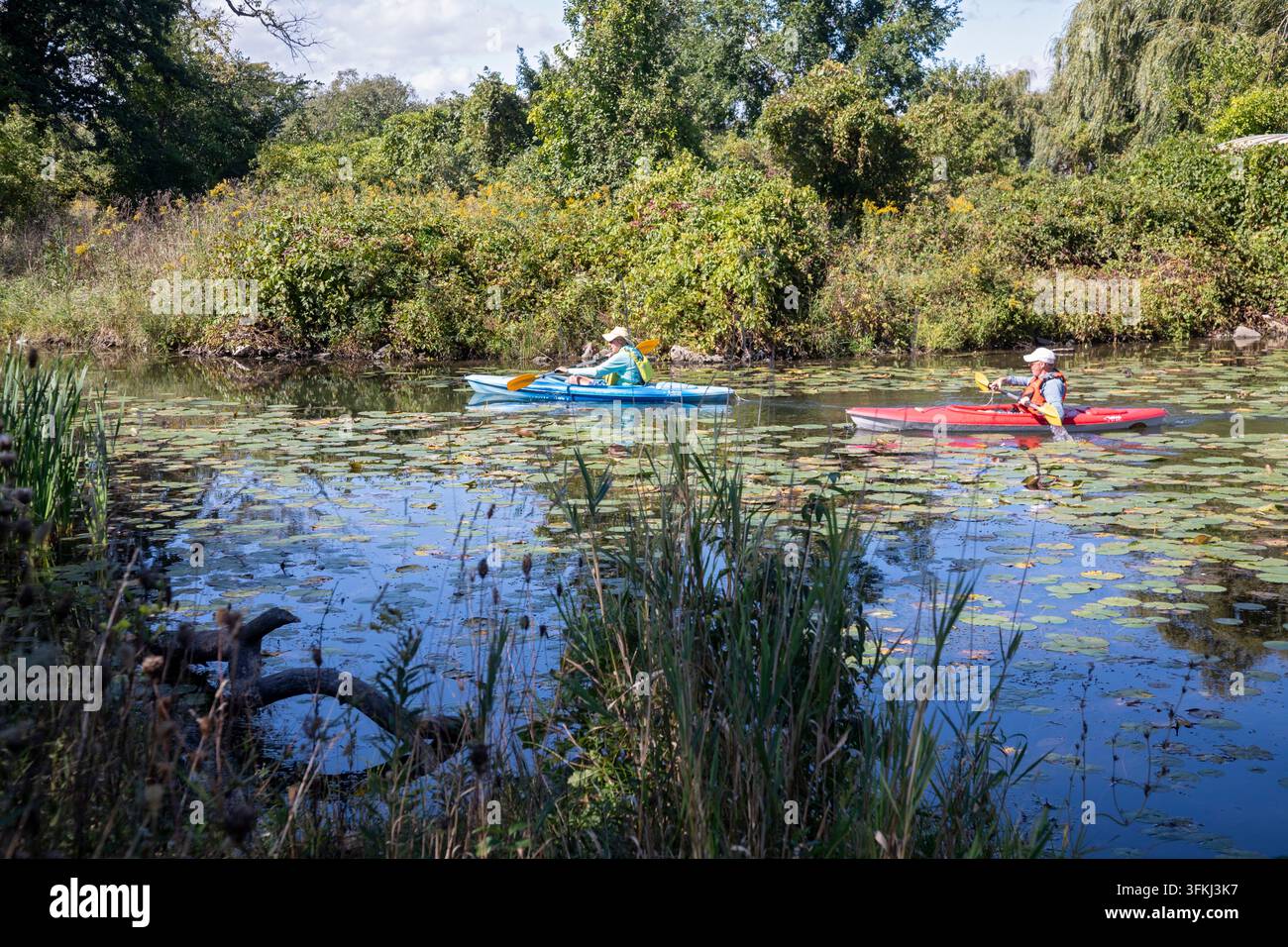 Detroit, Michigan – Deux hommes pagayent dans leurs kayaks sur Belle Isle, un parc insulaire dans la rivière Detroit. Banque D'Images