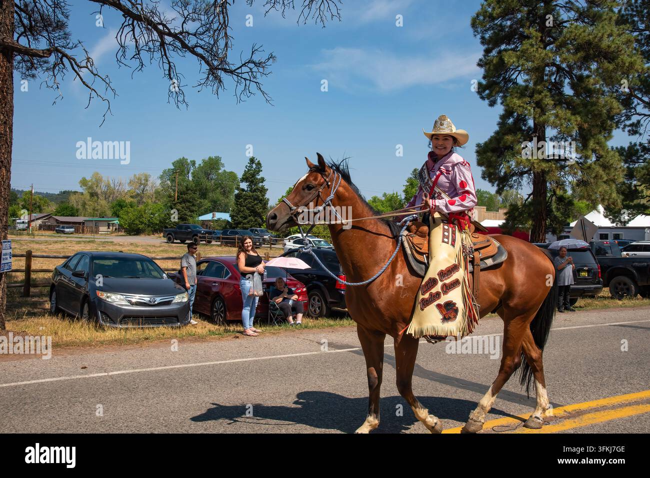 Little Beaver Rodeo Queen, une jeune femme amérindienne portant un chapeau de cow-boy et des chaps, monte un cheval lors du défilé de Chama Days, Chama, Nouveau-Mexique, États-Unis. Banque D'Images
