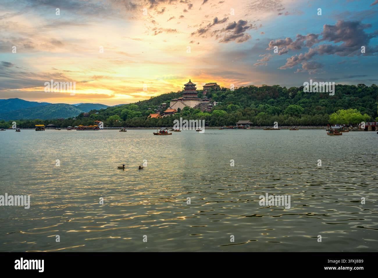 Paysage au coucher du soleil sur le lac Kunming au Palais d'été, Pékin Banque D'Images