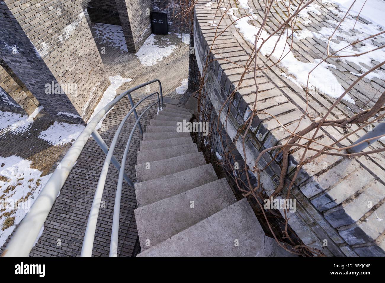 Vue aérienne d'un escalier en béton incurvé avec de la neige résiduelle au Red Brick Art Museum de Pékin Banque D'Images
