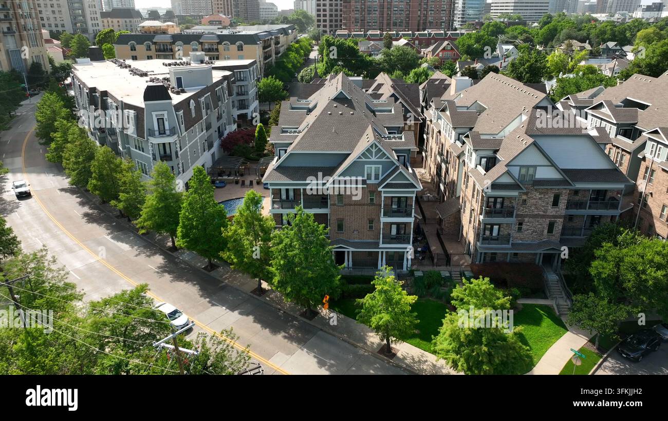 Retrait aérien d'un grand immeuble d'appartements résidentiels aux États-Unis. Sud américain, Dallas, Texas. Banque D'Images