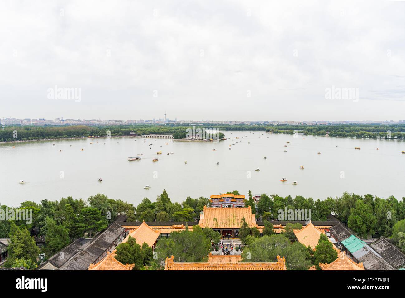 Vue sur le lac Kunming et les toits aux tuiles vernies jaunes depuis la tour de l'encens bouddhiste du palais d'été de Pékin Banque D'Images