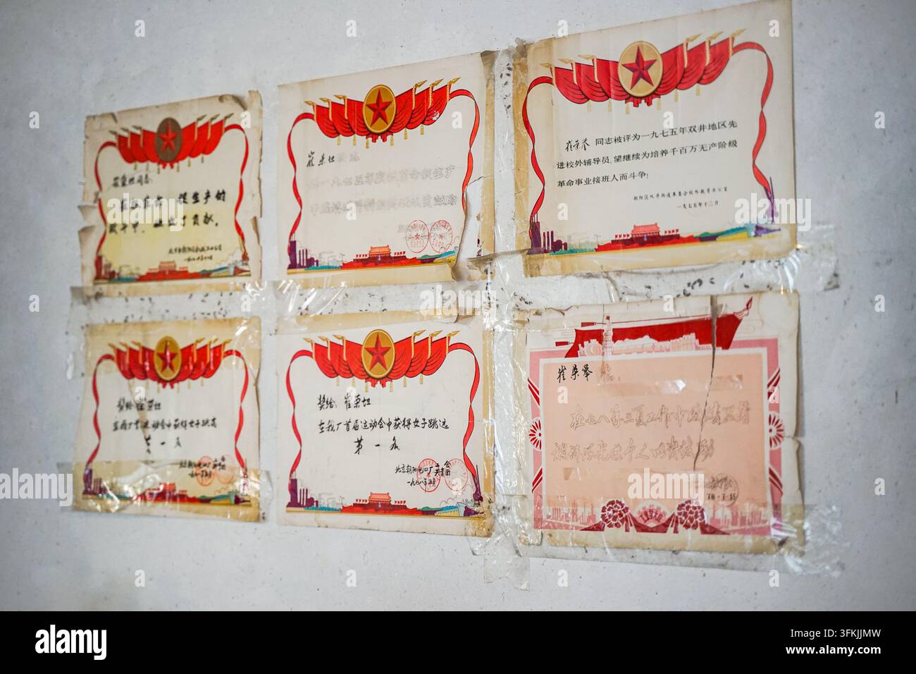 Certificat d'honneur vintage affiché sur le mur d'une vieille maison Banque D'Images