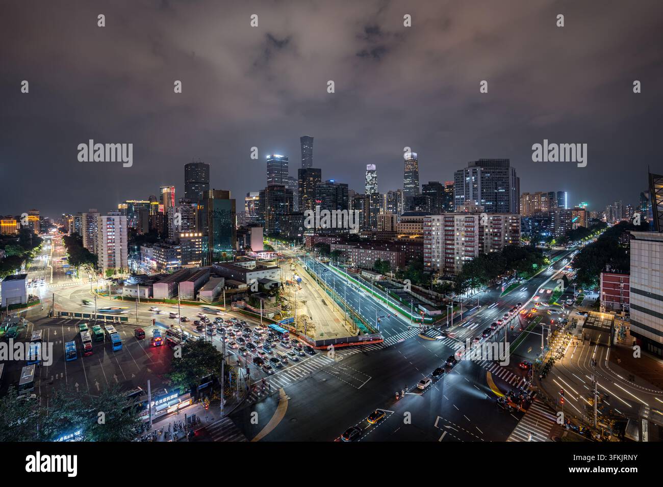 Traînées de feux de circulation la nuit au pont Guomao, Pékin Banque D'Images