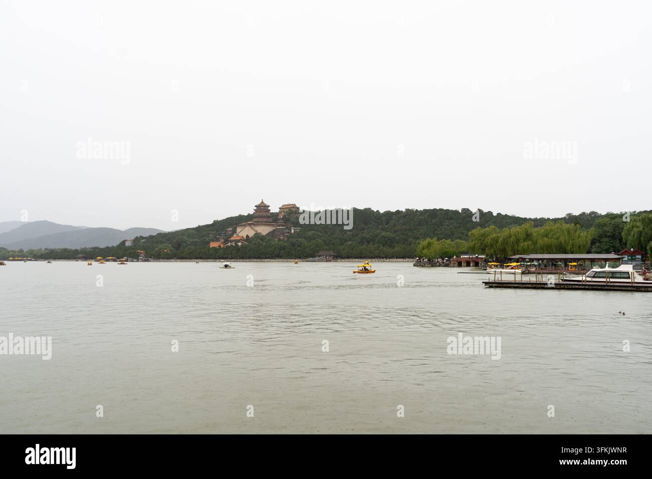 Bateaux sur le lac Kunming avec vue lointaine sur le pavillon Foxiang de la colline de la Longévité à Pékin Banque D'Images