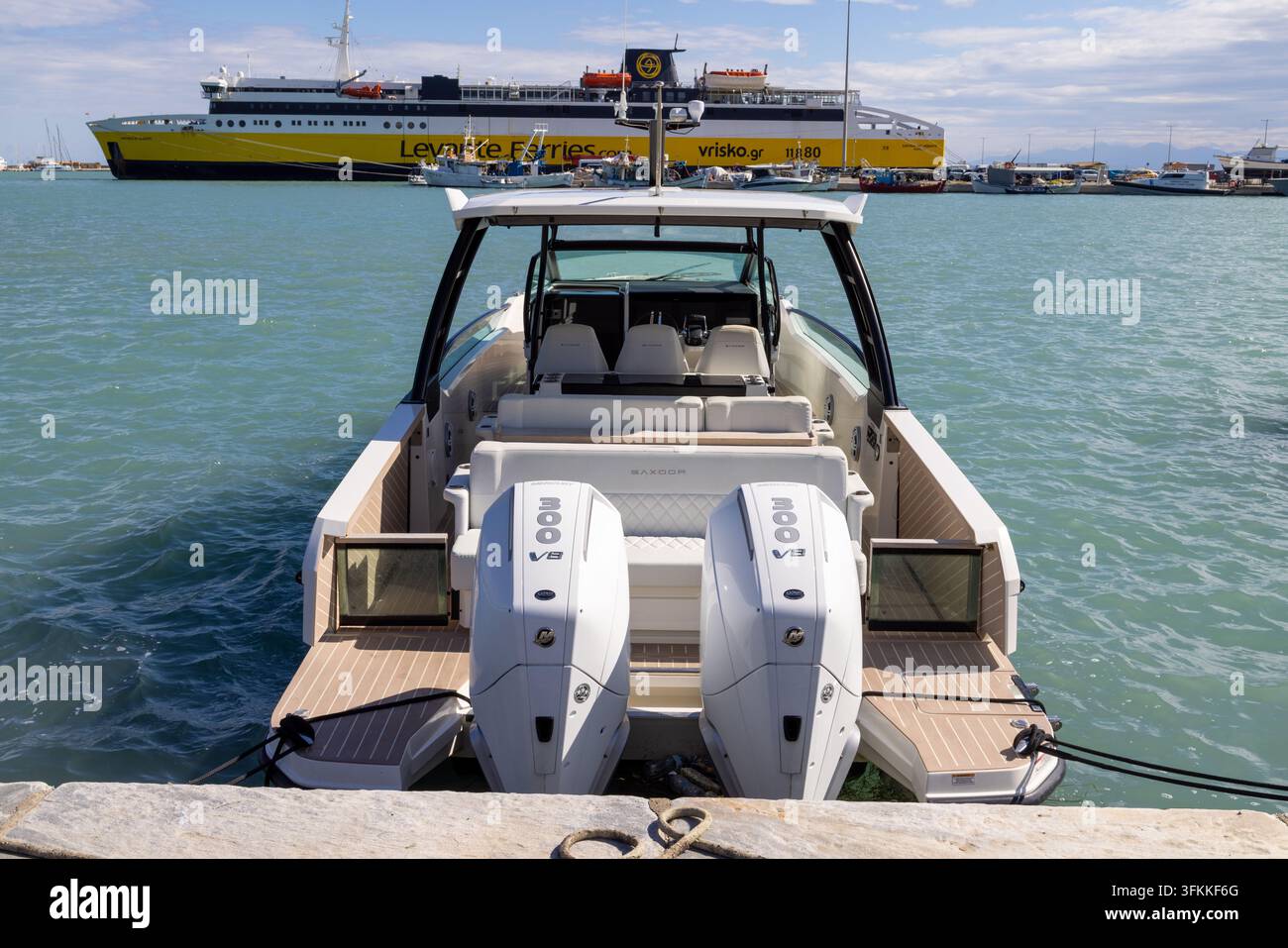 Zakynthos Grèce, 9 septembre 2026 : Bateau à moteur Saxdor avec deux moteurs hors-bord 300 V8 jumeaux amarré dans le port de Zakynthos montrant une grande p de Levante Ferries Banque D'Images