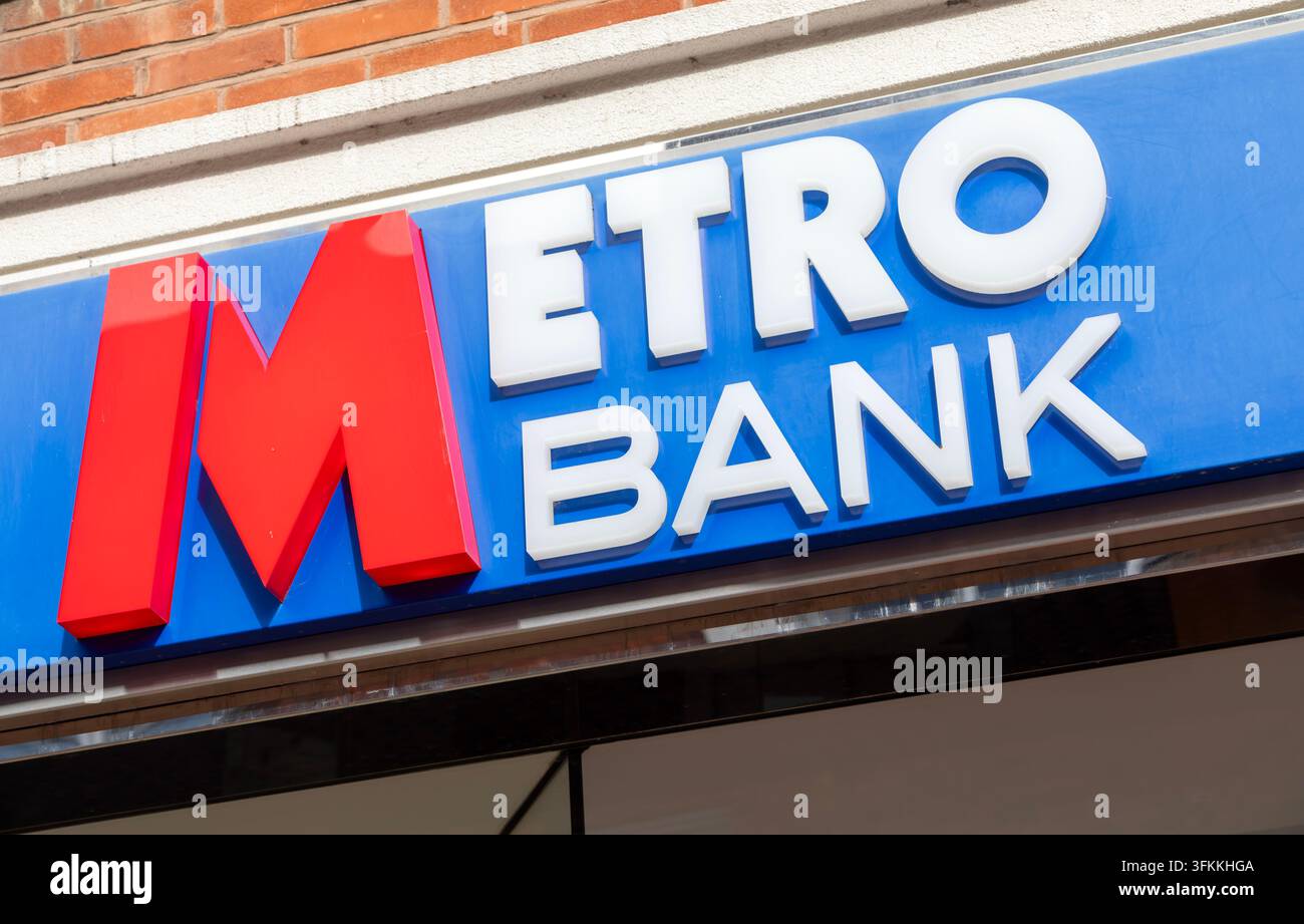 Panneau pour Metro Bank dans la High Street, centre-ville de Chelmsford, Essex, Angleterre, Royaume-Uni Banque D'Images