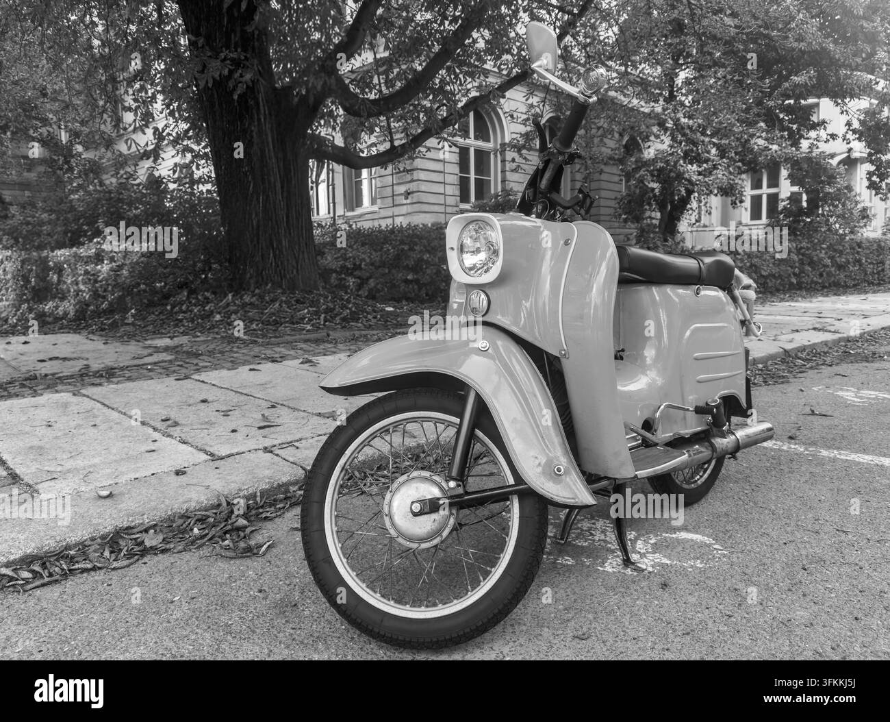 Photographie vintage en noir et blanc d'une moto historique de la RDA garée dans la rue. L'image évoque l'histoire et la culture des transports quotidiens d'Eas Banque D'Images