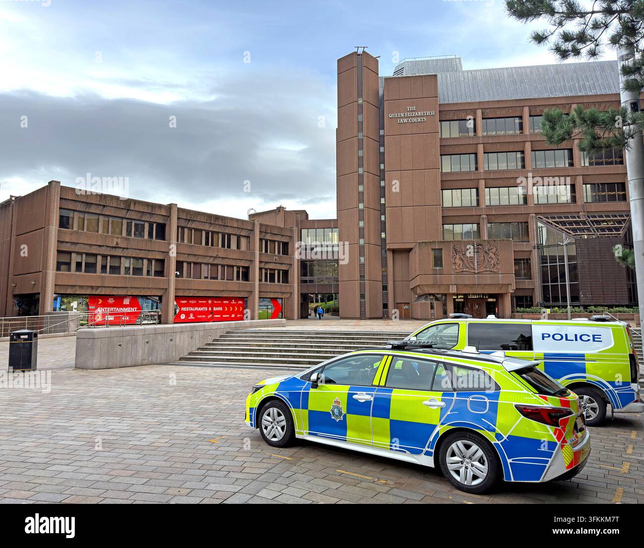 Véhicules de police de Merseyside en patrouille, à l'extérieur des tribunaux Queen Elizabeth II de Liverpool sur Derby Square, Merseyside Banque D'Images