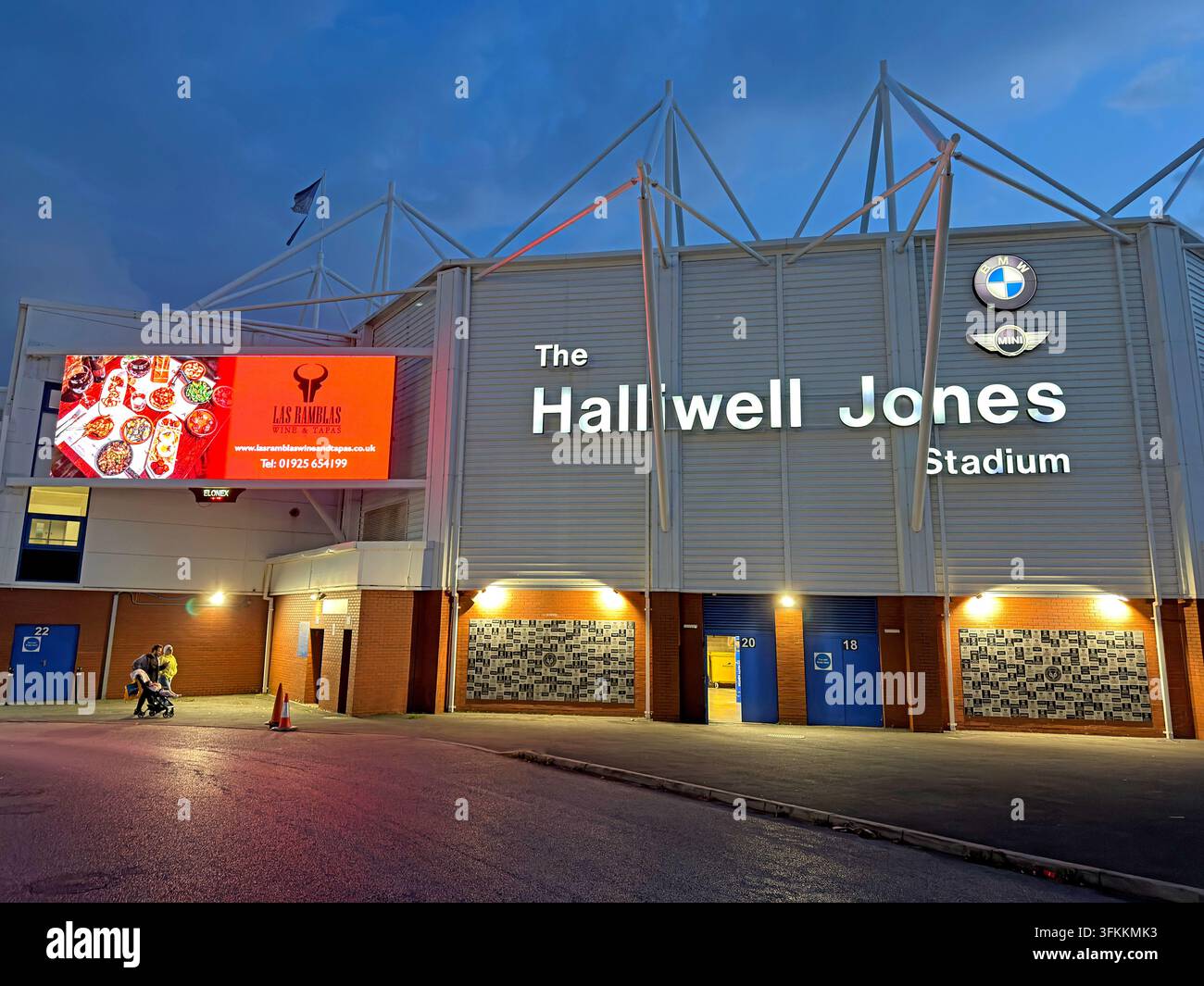 Stade Halliwell Jones, domicile du club de rugby à XIII Warrington Wolves, illuminé au crépuscule à Warrington, Cheshire. Banque D'Images